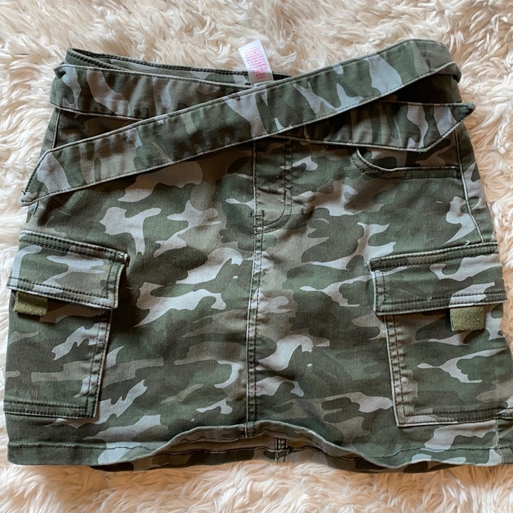 Girls size 12 cameo justice skirt